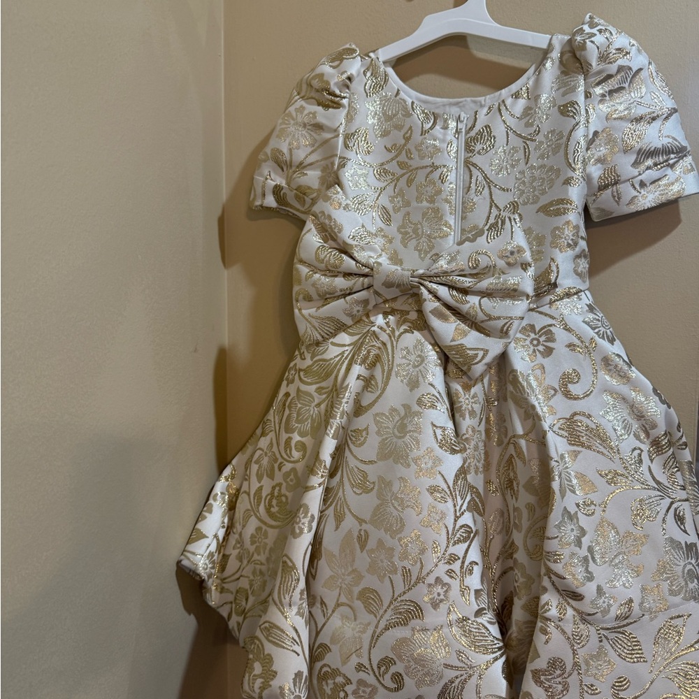 JC girl dress size:7
Gold